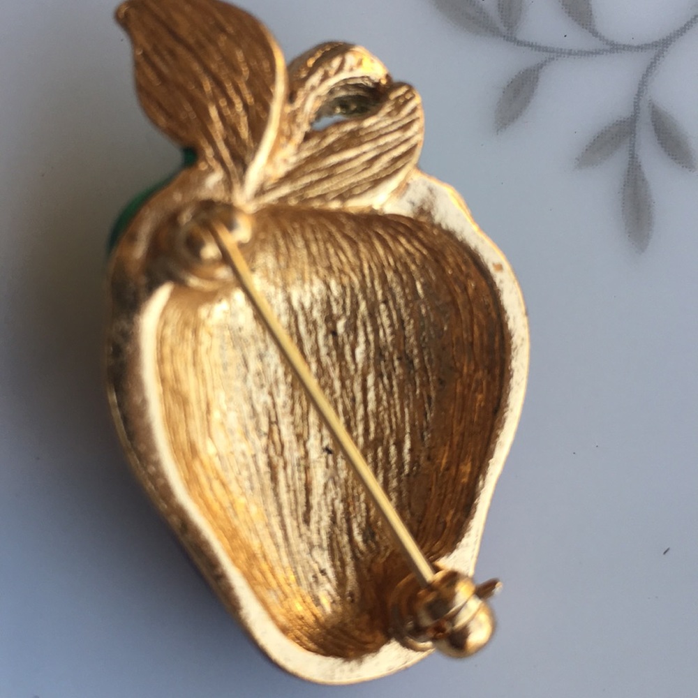 Vintage enamel strawberry brooch approximately 1 1/2" AN APPLE A DAY TEACHER - Picture 2 of 2